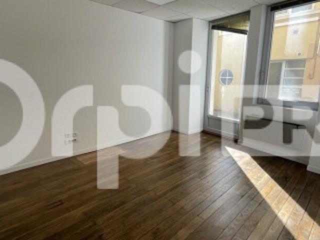 Local commercial 01000