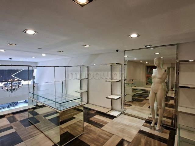 Local commercial 154 m² aménagé équipé