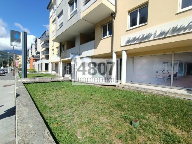 Local commercial 164 m2 Emplacement de choix Grande vitrine donnant sur un axe passant