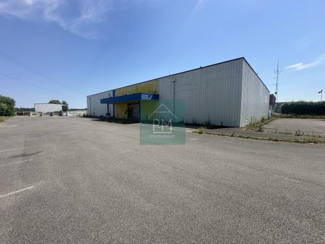 Local commercial 1 079 m2 sur terrain de 8 900 m2