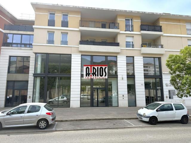 LOCAL COMMERCIAL 245 M² + TERRASSE 85 M² + 7 BOX EN SOUS SOL