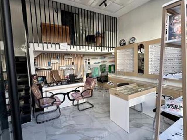 Local commercial 28m² rénové Bouskoura محل تجاري
