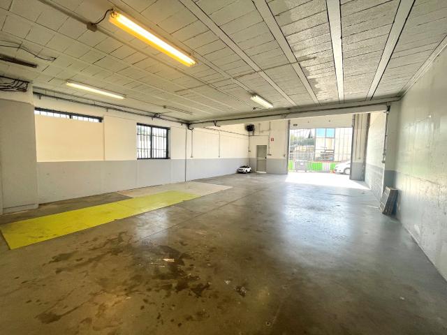 Local commercial 215 m2 bureaux et entrepôt