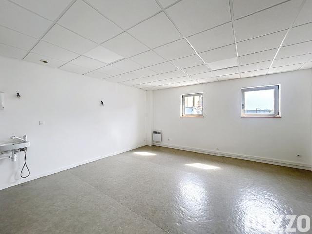 LOCAL COMMERCIAL 60m2 POLE DE LA SANTE