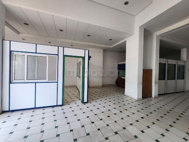 Local commercial 800 m² aménagé sur 2 niveaux