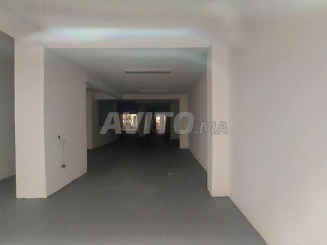 Local commercial 977 m² triangle d'or Max Mara