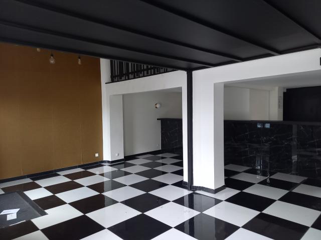 LOCAL COMMERCIAL 97M2 TOULON LE PORT