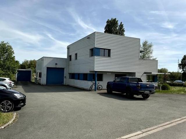 local commercial/artisannal, 300M² sur 1213 m² de terrain