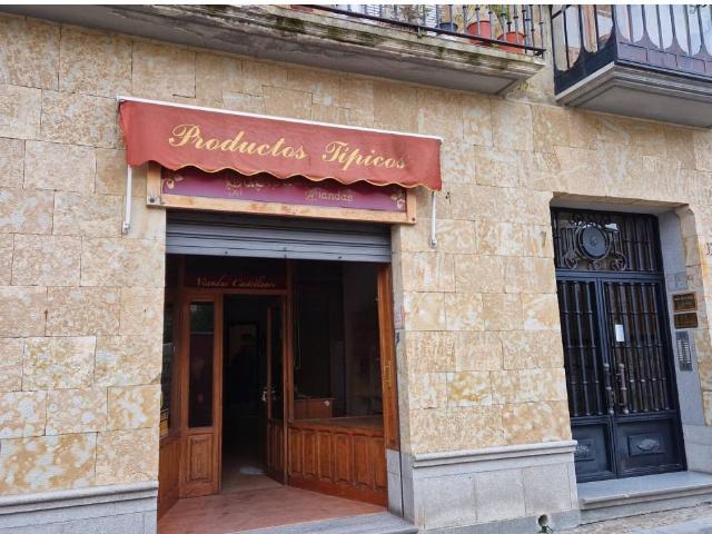 LOCAL CON GRANDES ESCAPARATES