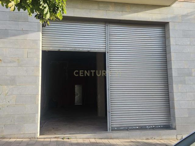 Local con doble acceso y terraza privada en ubicación estratégica de Montcada i Reixac