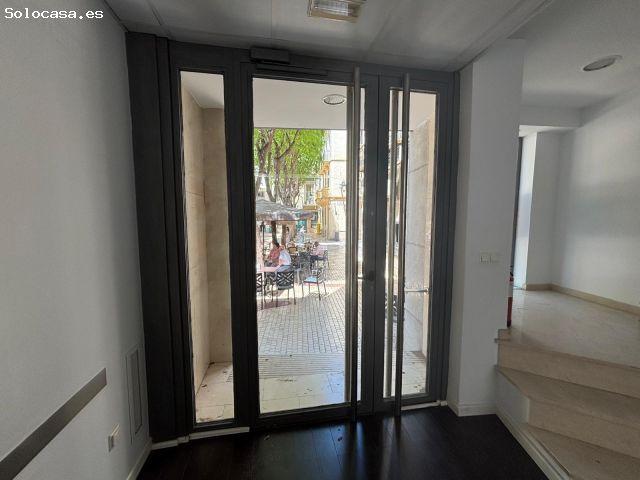 LOCAL CON ENTRADA DESDE CALLE TRONETA Y PLAZA DE BAIX DE 300M2