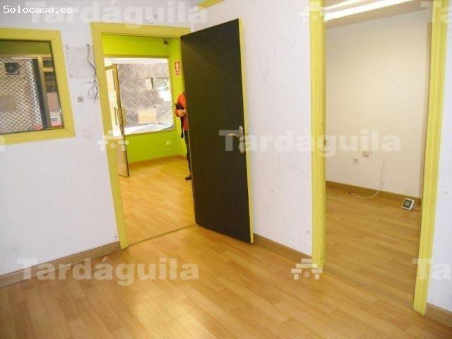 LOCAL CON ESCAPARATES JUNTO AL CENTRO COMERCIAL VIALIA Y DE LA ESTACIÓN DE TRENES