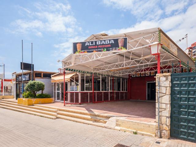 Local con licencia de restauración y gran terraza privada a pasos de la playa