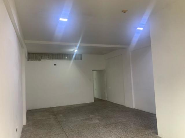 LOCAL CON MEZANINA EN ALQUILER EN EL CC LA COROMOTO MA 10007534