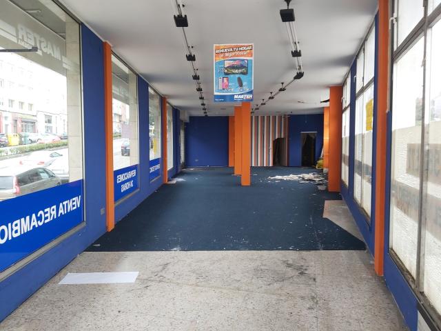 LOCAL CON MUCHO ESCAPARATE EN LA ENTRADA DEL CAMINO FRANCÉS