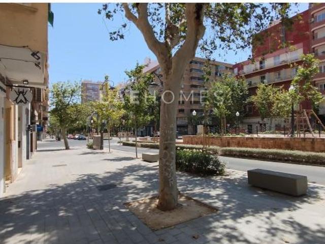 Local con múltiples usos en venta en Avenida General Marvá, con posibilidad de cambio de uso a vivie