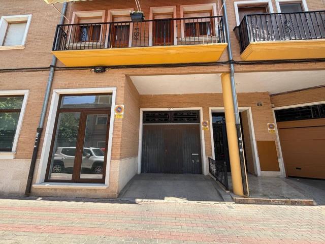 Local con parcela en venta