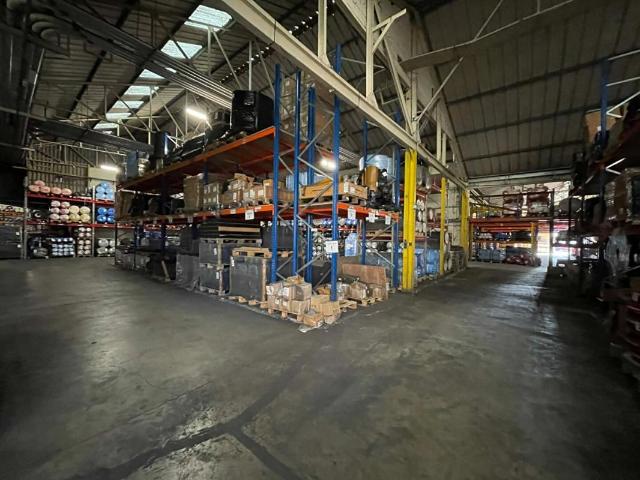 SECTEUR SENLIS LOCAL D'ACTIVITE 5700 m² sur 10 000 m², Terrain