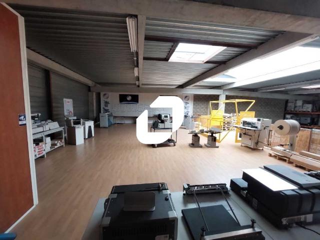 Local d'activité à vendre Trappes Accès N10 et N12