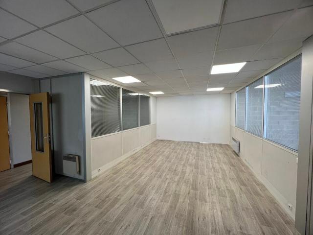 Local d'activité à louer Quincy Voisins Mixte stockage et bureaux