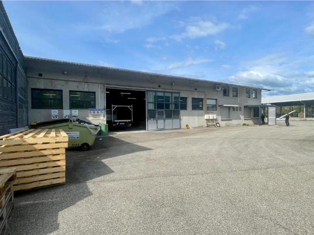 Local d'activité à louer Saint Denis lès Bourg Axe passant