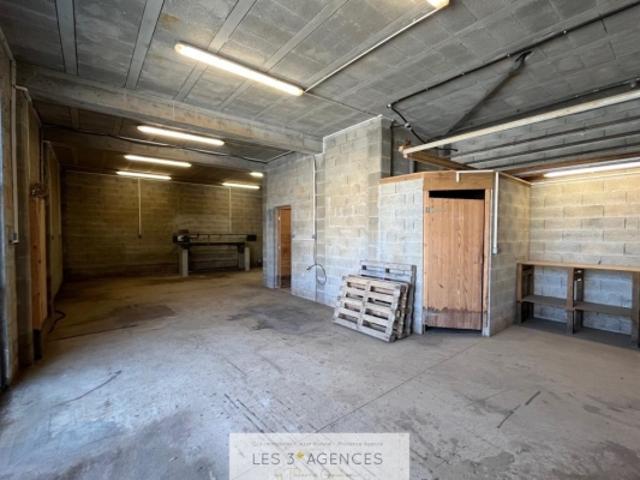 Local d'activité de 134.83 m2 avec maison d'habitation de 14