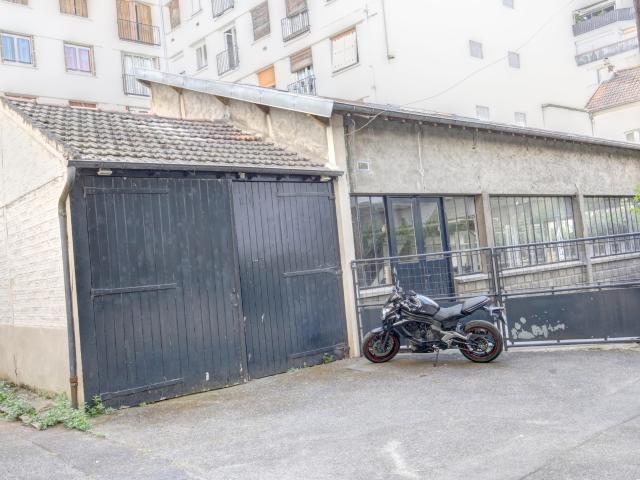 LOCAL D'ACTIVITES 160M2 AU SOL SUR 2 NIVEAUX AVEC STATIONNEMENTS