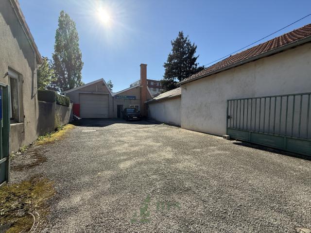 Local d'activités 300 m2 Le COTEAU