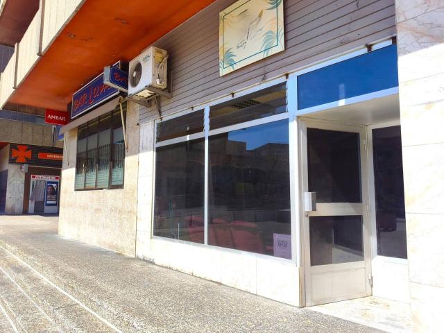 Local de 40 metros junto a la oficina de Tráfico ya instalado como peluquería