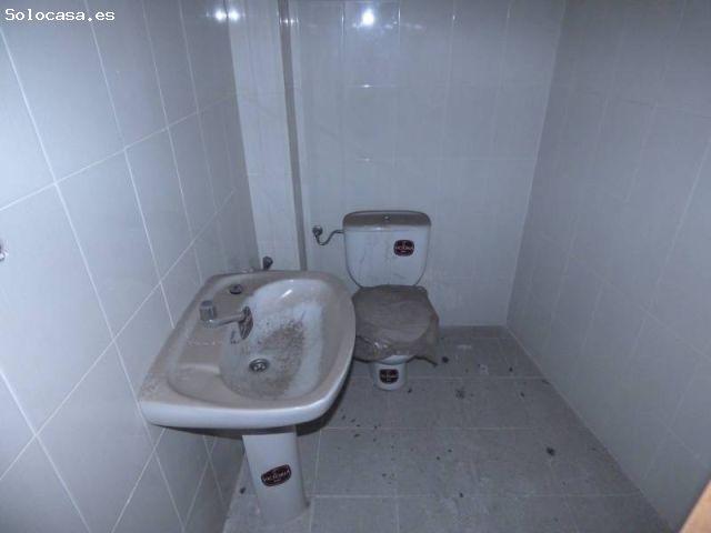 Local de 90 m2 diáfano, con un cuarto de aseo, un cierre