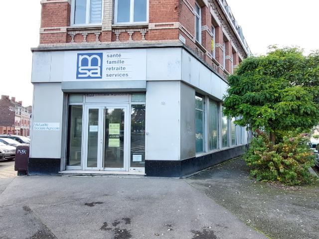 LOCAL DE 91 m2 EN ANGLE SUR UN AXE TRES PASSANT