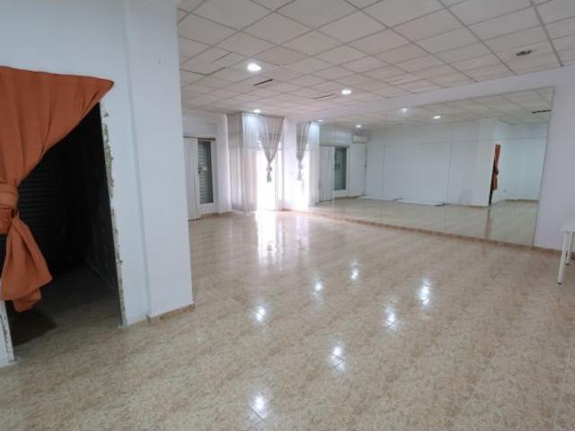 LOCAL DE 100 M² CON POSIBILIDAD DE CAMBIO DE USO A VIVIENDA Y COCHERA PRIVADA EN CALLE VILLA MADRID