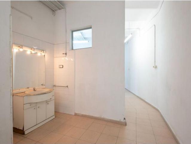 Local de 125 m2 en Poble Sec con techos de 4 metros y doble acceso independiente