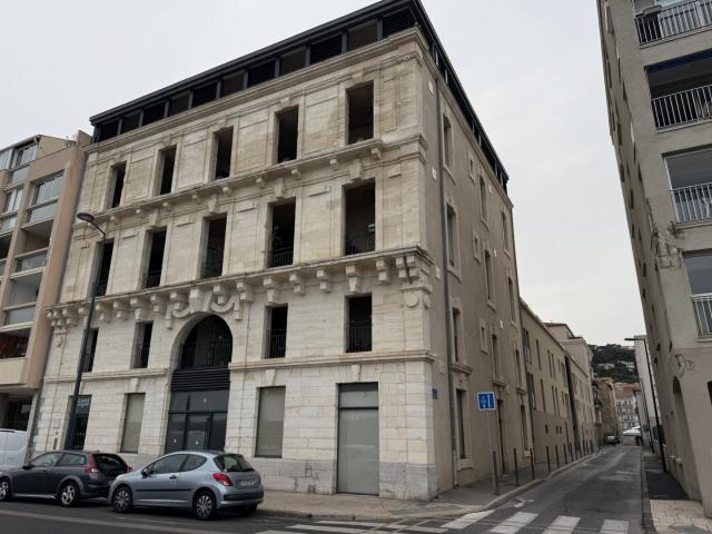 Local de 169 m2 avec une cour de 21 m2, le local est vendu b. 170m² Sète