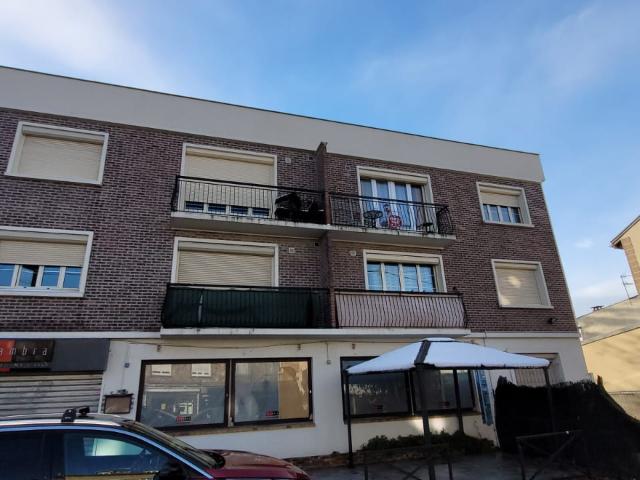 Local de 202m2 sur 2 niveaux avec 5 places de parkings