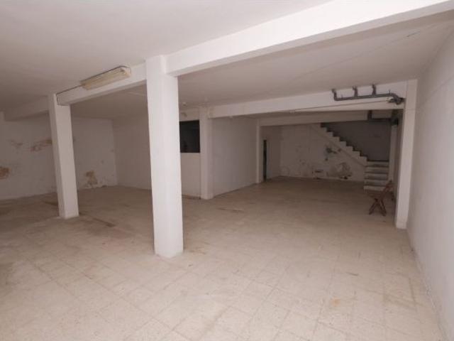 Local de 270 m2, de esquina con sótano en el centro