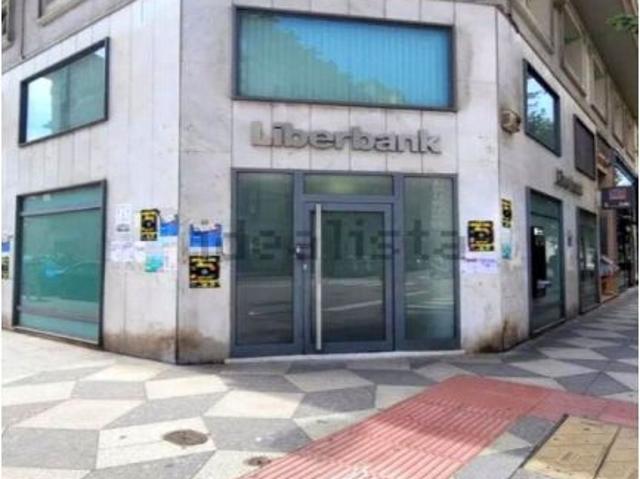 Local de tres niveles muy céntrico en Santander