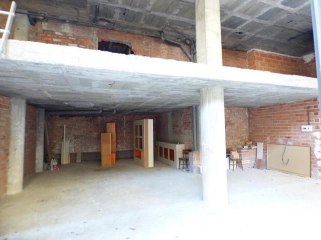 LOCAL EN VENTA CON GRAN APARADOR SITUADO EN UNA ZONA DE PASO DE MANRESA