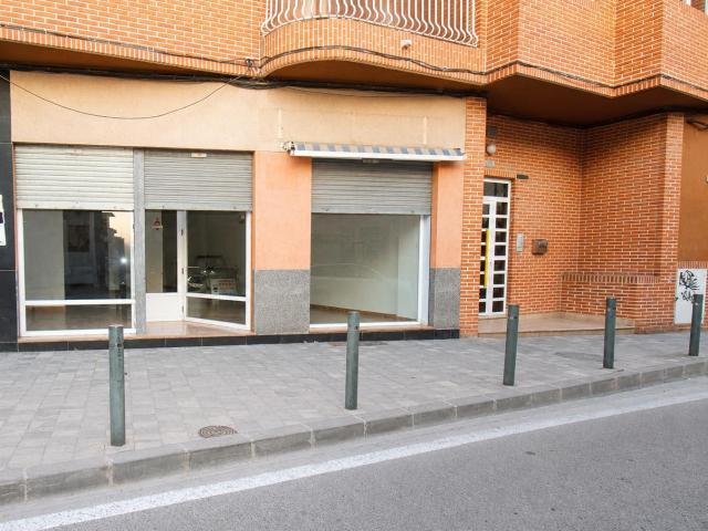 ✨ “LOCAL EN VENTA CON PATIO PRIVADO Y POSIBILIDAD DE TRANSFORMARLO EN VIVIENDAS” ✨