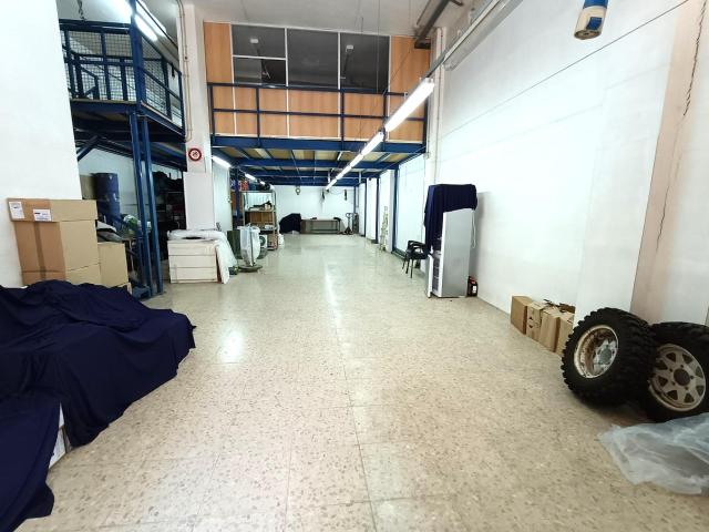 LOCAL EN VENTA DE 262 M2 CON ALTILLO Y MONTACARGAS EN VÍA EUROPA MATARÓ