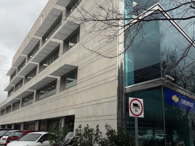Local comercial en venta en avenida De Cerdanyola, Sant Cugat del Vallès, de 547 m² por 333.000