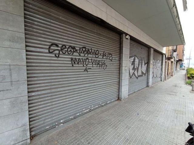 Local comercial en venta en avenida De València, Molins de Rei, de 168 m² por 141.000