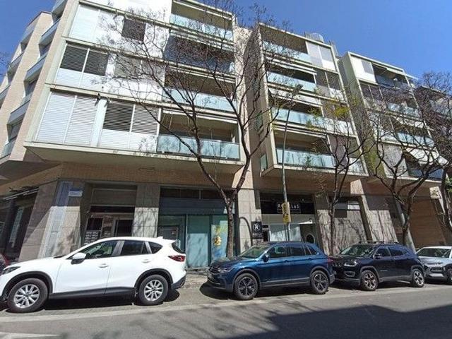 Local comercial en venta en calle Tres D'abril, Sant Boi de Llobregat, de 105 m² por 130.000