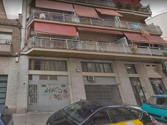 Local comercial en venta en calle De Llorens i Barba, Barcelona, de 94 m² por 137.000