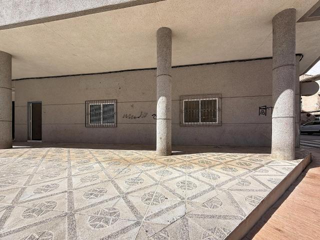 Local en venta en el centro de Onil con acceso a dos calles y múltiples posibilidades