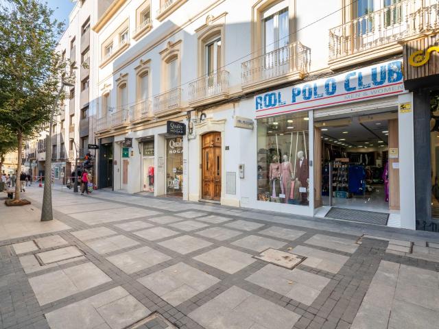Local en venta en Rayes Católicos