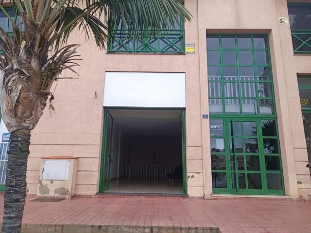 Local en venta junto al centro médico en La Vera