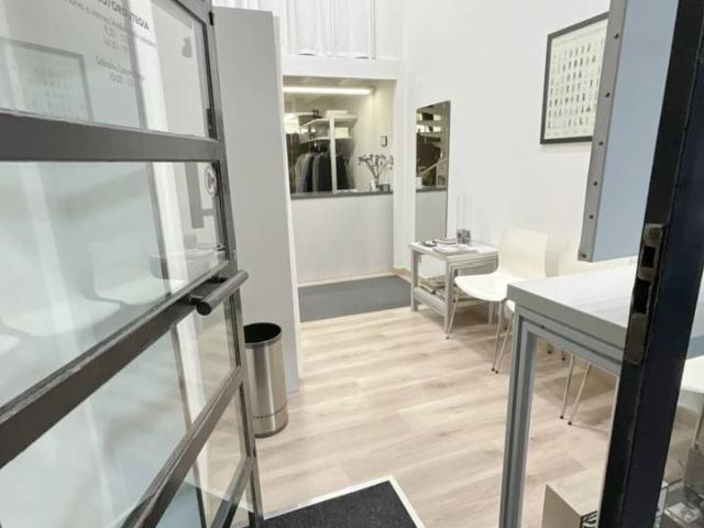 Local en venta por jubilación con licencia de costura y arreglos de ropa en pleno rendimiento