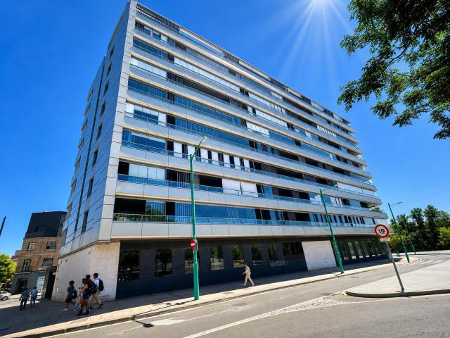 Local en alquiler con gran potencial para uso sanitario, coworking o proyecto profesional singular