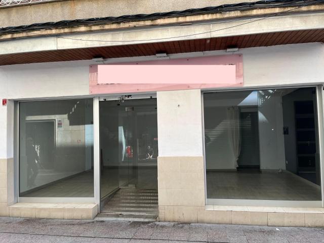 Local en alquiler con doble aparador en plena calle comercial